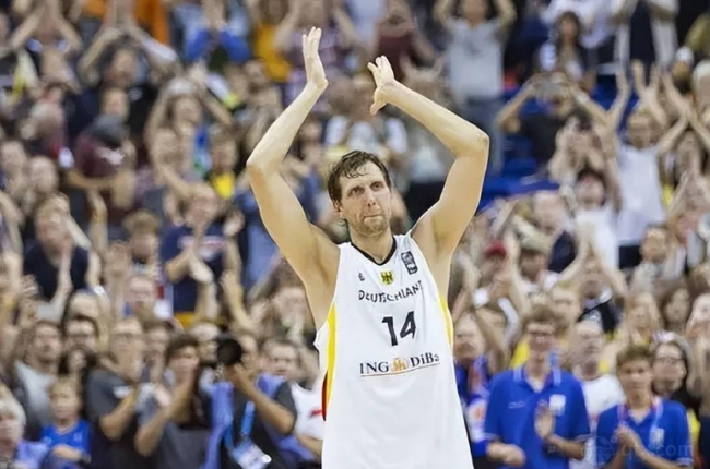 英媒曝曼联在关窗前不太可能签门将 阿莫林对奥纳纳仍有信心